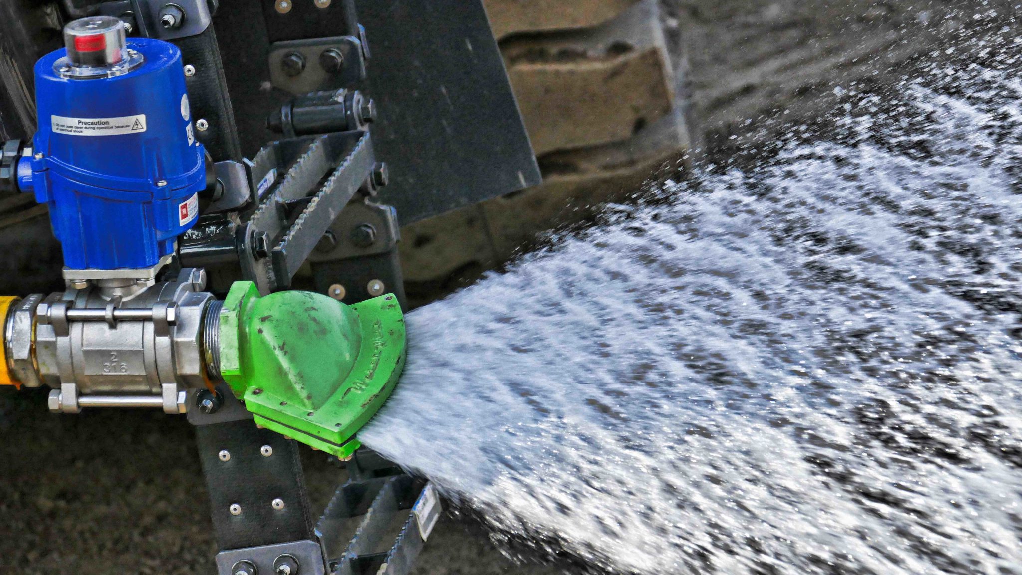 global-road-technology-dust-suppression-using-sprinklers